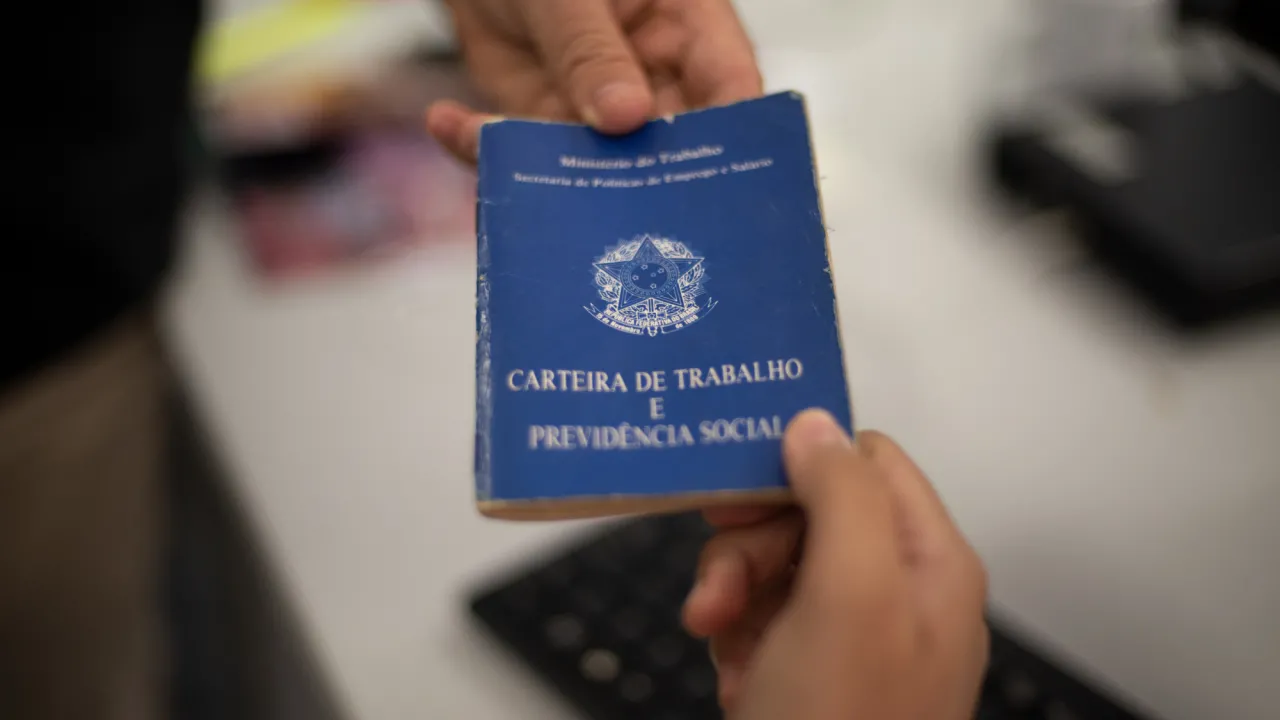 Carteira d etrabalho sendo entregue ao contratante que será responsável pelo pagamento do CNIS.