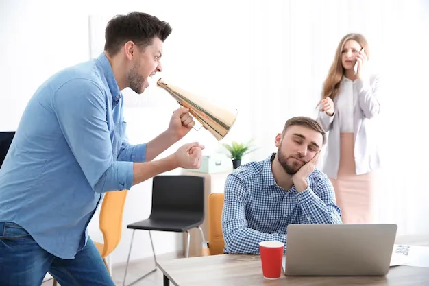 Gritar e/ou humilhar alguém configura assédio moral no trabalho.