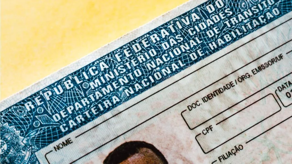 CNH aproximada em detalhes. Foto para verificação de multas.