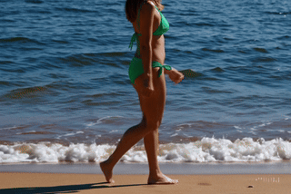 Mulher curtindo férias vencidas na praia.
