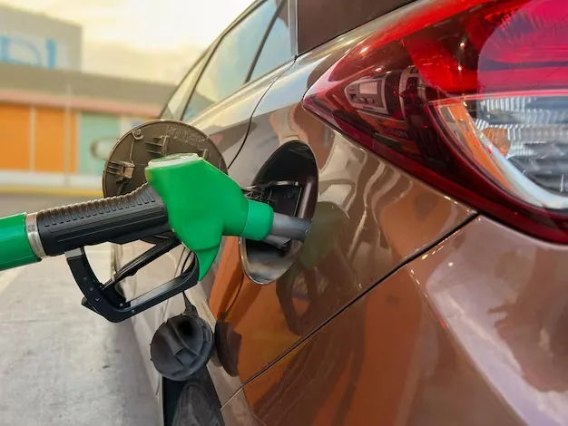 Gasolina sendo colocada em veículo usado.