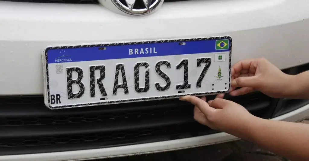 Imagem de placa de veículo fictícia.