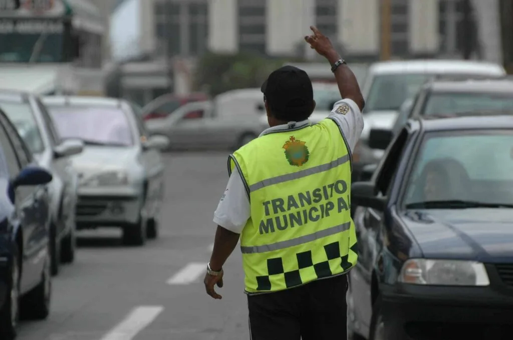 Agente de trânsito verificando possibilidades de aplicas multas de trânsito gravíssimas.