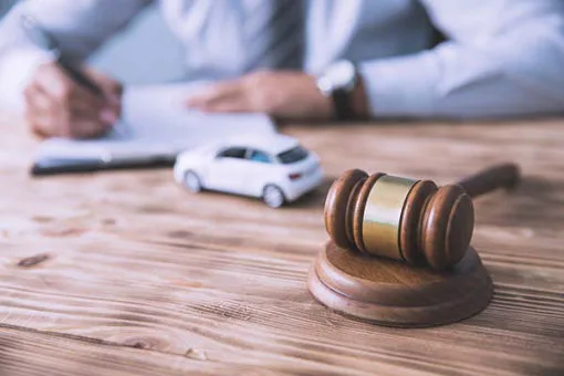 Advogado de Trânsito elaborando defesa de um licenciamento vencido.