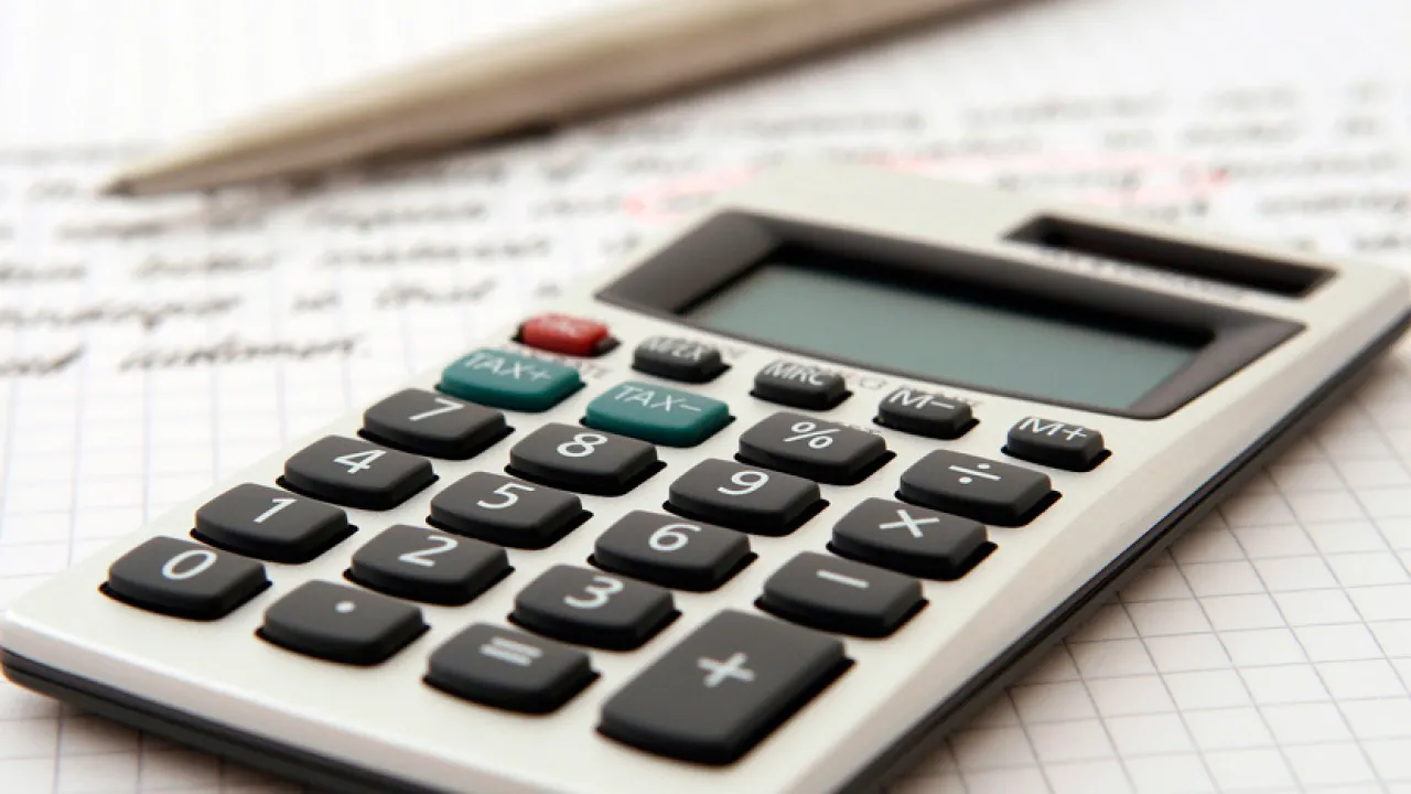 Calculadora usada por um trabalhador para calcular seu saldo do FGTS.