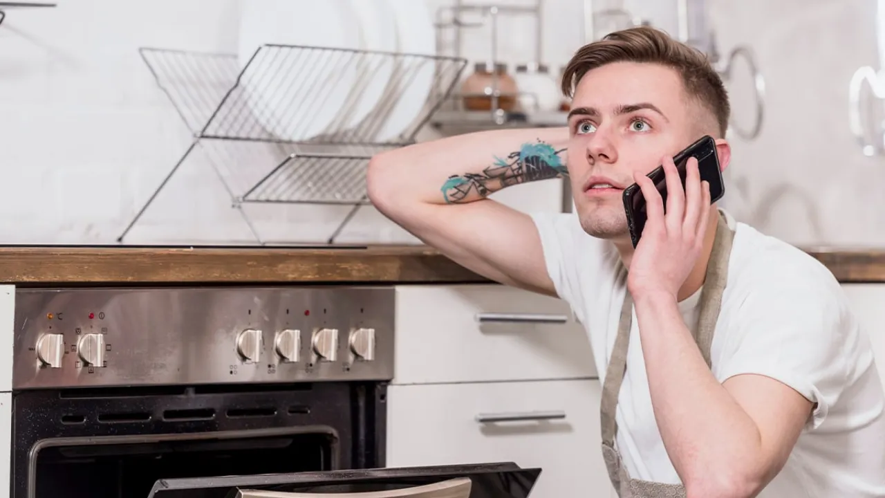 Homem percebendo produto com defeito e ligando para realizar a troca de produtos.